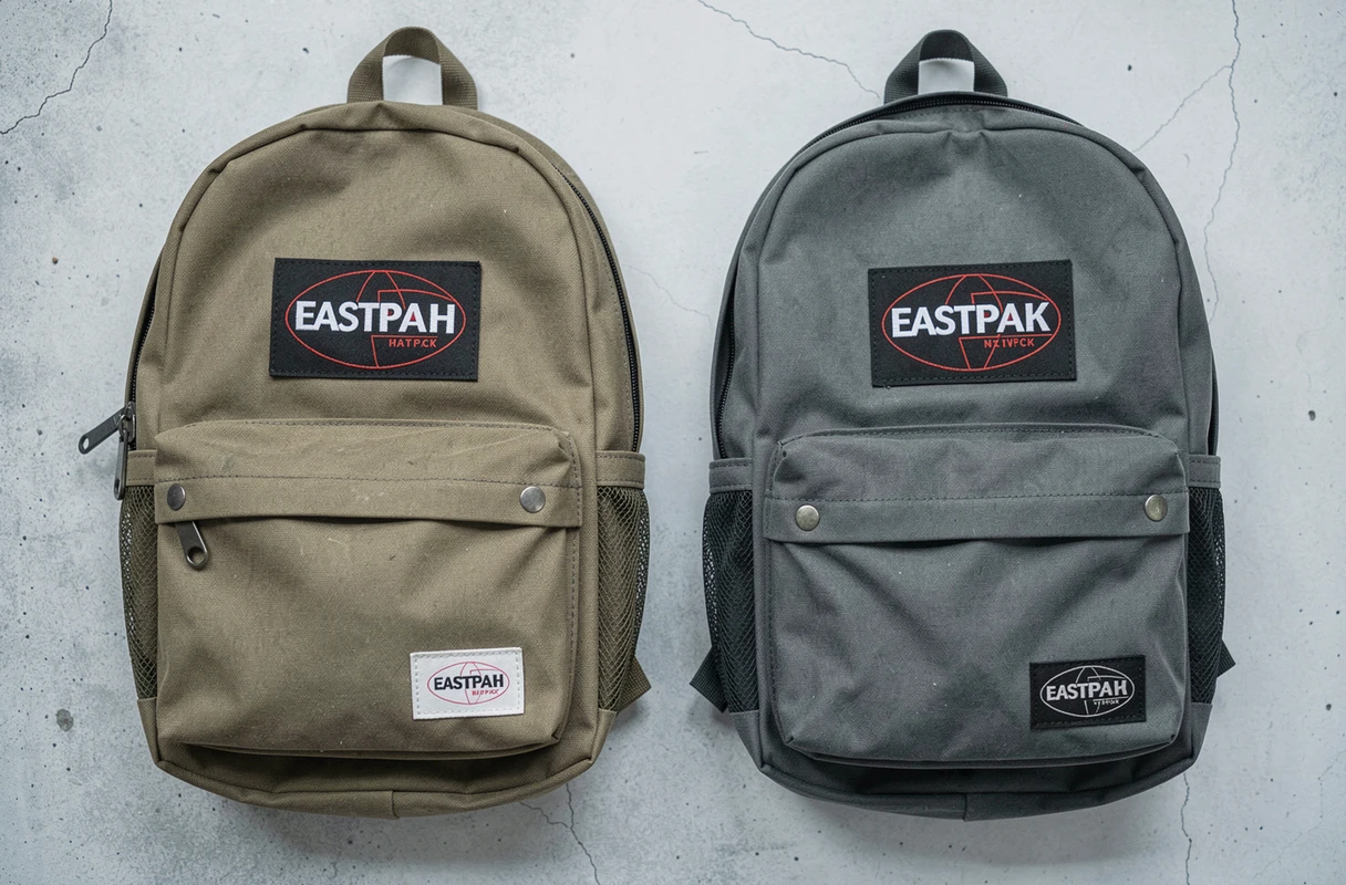 Comparaison côte à côte d'un vrai sac Eastpak et d'une contrefaçon, vue de dessus sur fond gris